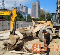 巨屌干美女高温下的坚守｜道路建设者用汗水铺就畅通路